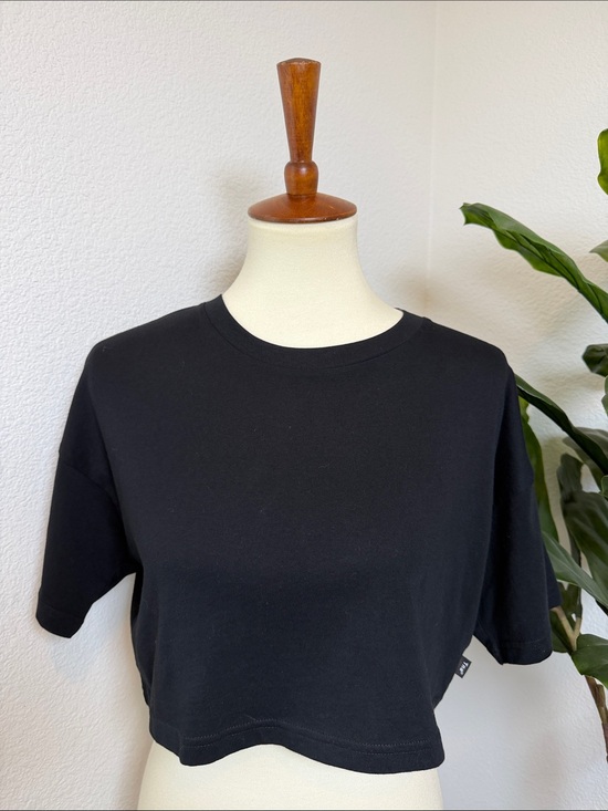 Aritzia Tops - Aritzia TNA Cropped Crewneck Tee